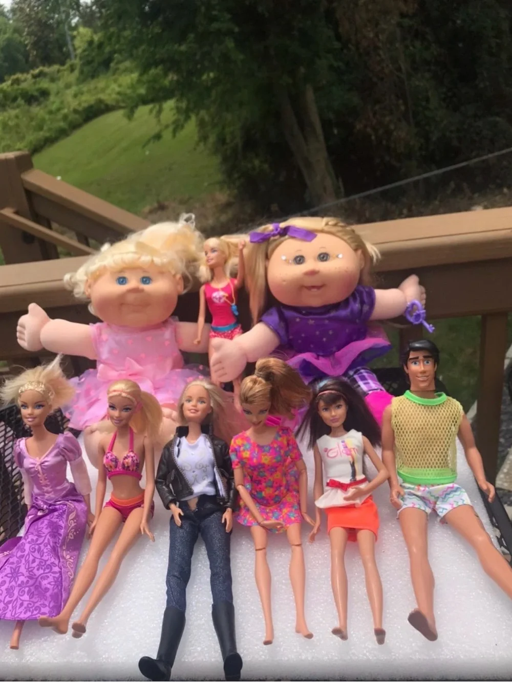 9 dolls included ken included! They are in great condition. Dolls all have ther